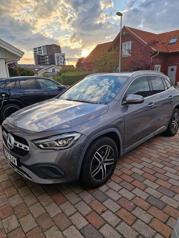 Grå Begagnad 2020 Mercedes GLA200 SUV | 309 000 kr (Marknadspris) - Bild 1/4