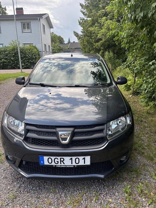 Grå Begagnad 2017 Dacia Sandero Halvkombi | 107 000 kr (Marknadspris) - Bild 1/4
