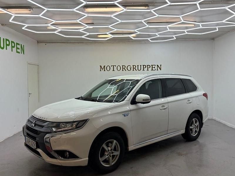 Begagnad Mitsubishi Outlander 203 HK (149 kW) 2017 Vit SUV