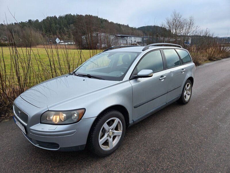 Silver Begagnad 2006 Volvo V50 Kombi | 25 900 kr (Lite dyr) - Bild 1/4