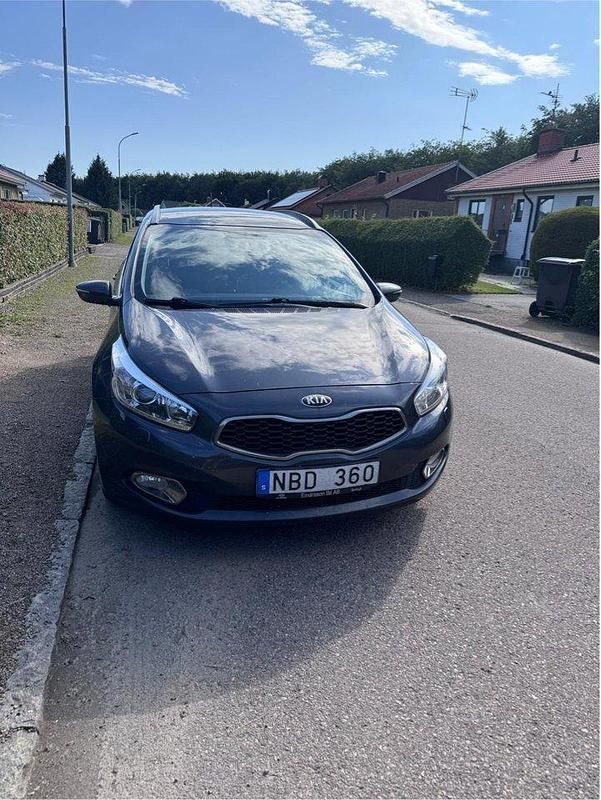 Grå Begagnad 2013 Kia Ceed Sportswagon Comfort Kombi | 59 999 kr (Marknadspris) - Bild 1/4