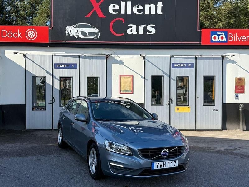 Ljusblå Begagnad 2017 Volvo V60 Standard Kombi | 179 700 kr (Bra pris) - Bild 1/4