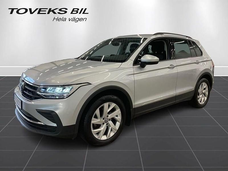 Reflex silver metallic Begagnad 2021 VW Tiguan SUV | 248 000 kr (Bra pris) - Bild 1/4