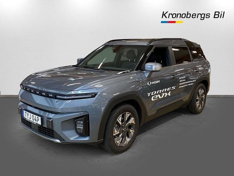 Grå Begagnad 2024 Ssangyong Torres EVX SUV | 469 900 kr - Bild 1/4