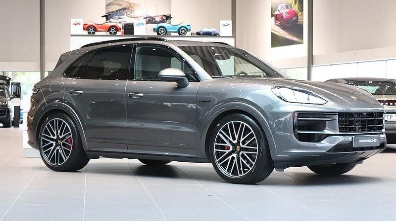 Mörkgrå Begagnad 2024 Porsche Cayenne S E-Hybrid SUV | 1 179 000 kr - Bild 1/4