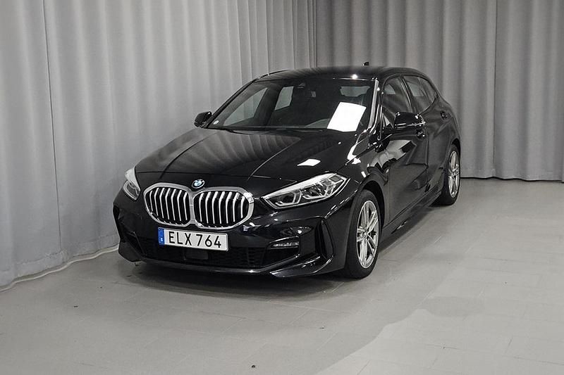 Svart Begagnad 2020 BMW 118 M Sport Halvkombi | 234 900 kr (Lite dyr) - Bild 1/4