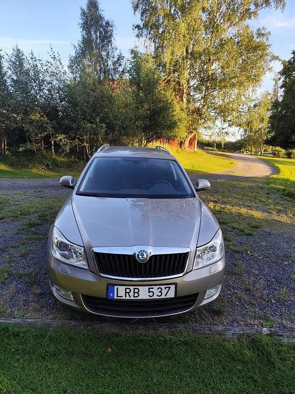Brun Begagnad 2011 Skoda Octavia Elegance Kombi | 49 000 kr (Bra pris) - Bild 1/4