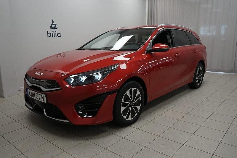 Röd Begagnad 2023 Kia Ceed Sportswagon Kombi | 249 900 kr (Marknadspris) - Bild 1/3