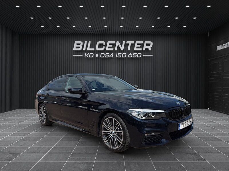 Svart Begagnad 2017 BMW 520 M Sport Sedan | 359 900 kr (Marknadspris) - Bild 1/4