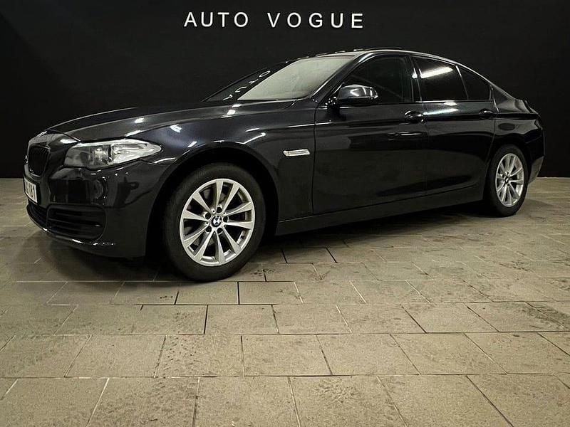 Grå Begagnad 2014 BMW 520 Sedan | 164 900 kr (Lite dyr) - Bild 1/4