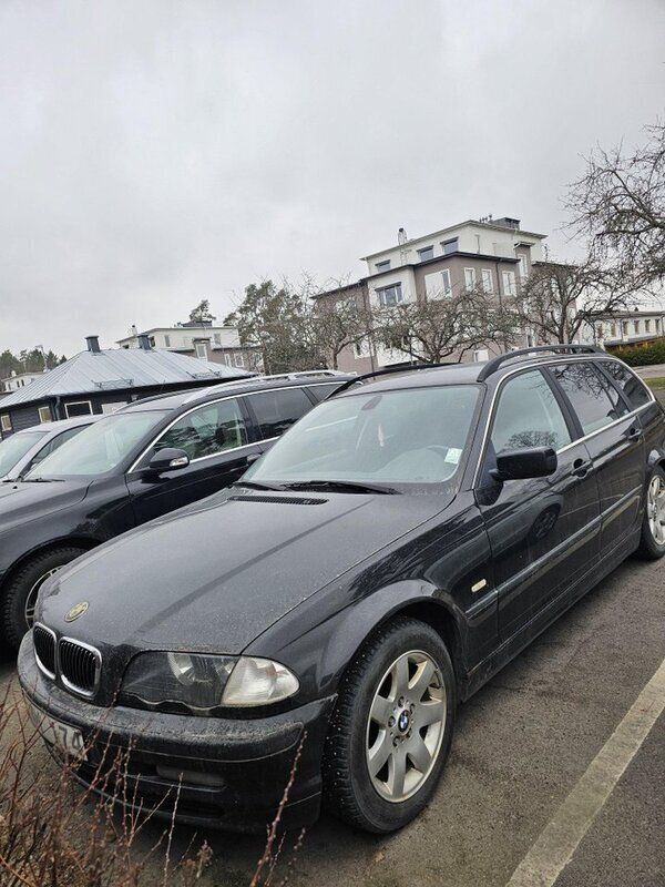 Svart Begagnad 2001 BMW 320 Kombi | 10 000 kr (Superpris) - Bild 1/4