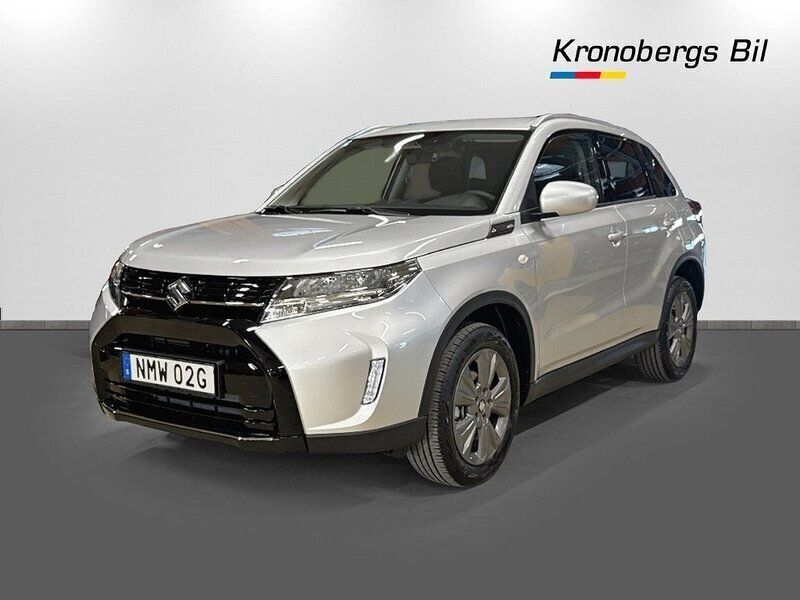 Silky silver Ny 2025 Suzuki Vitara SUV | 299 800 kr (Marknadspris) - Bild 1/4