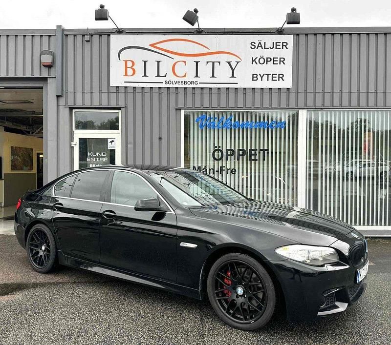 Svart Begagnad 2010 BMW 530 Sedan | 159 900 kr (Marknadspris) - Bild 1/4