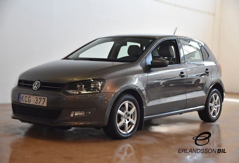 Mörkgrå Begagnad 2010 VW Polo Halvkombi | 89 900 kr (Marknadspris) - Bild 1/4