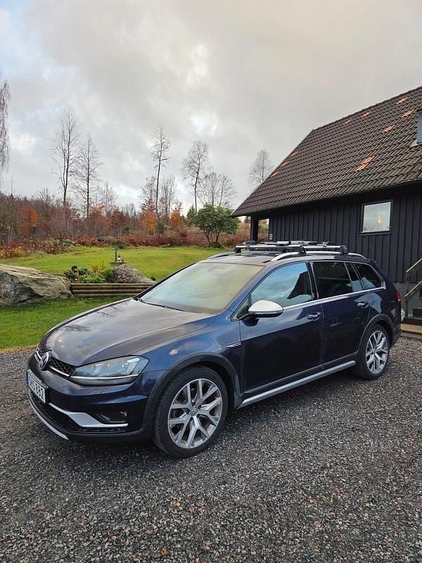 Midnight blue metallic Begagnad 2017 VW Golf Alltrack Kombi | 140 000 kr (Bra pris) - Bild 1/4