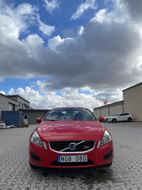 Röd Begagnad 2013 Volvo S60 Sedan | 90 000 kr (Superpris) - Bild 1/4