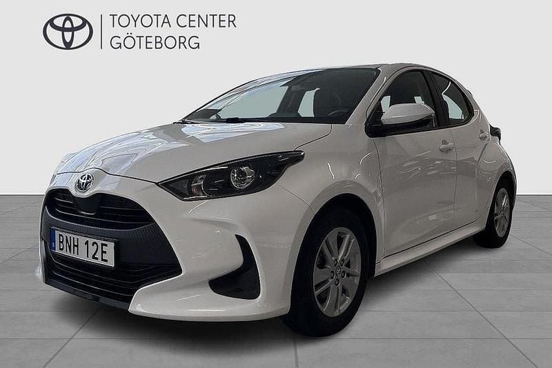 Vit Begagnad 2022 Toyota Yaris Hybrid Active Halvkombi | 209 900 kr (Marknadspris) - Bild 1/2