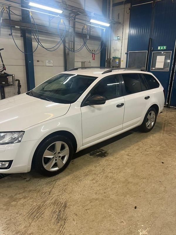 Begagnad Skoda Octavia 105 HK (77 kW) 2015 Halvkombi