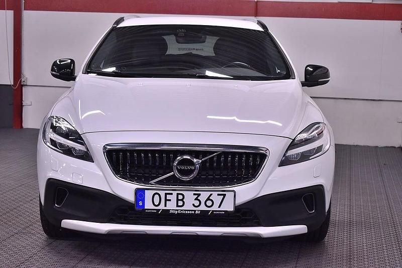 Begagnad Volvo V40 Momentum 150 HK (110 kW) 2017 Vit Halvkombi
