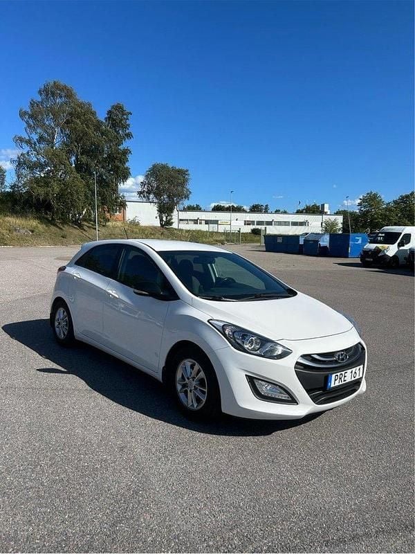 Vit Begagnad 2014 Hyundai i30 Halvkombi | 90 000 kr (Marknadspris) - Bild 1/4