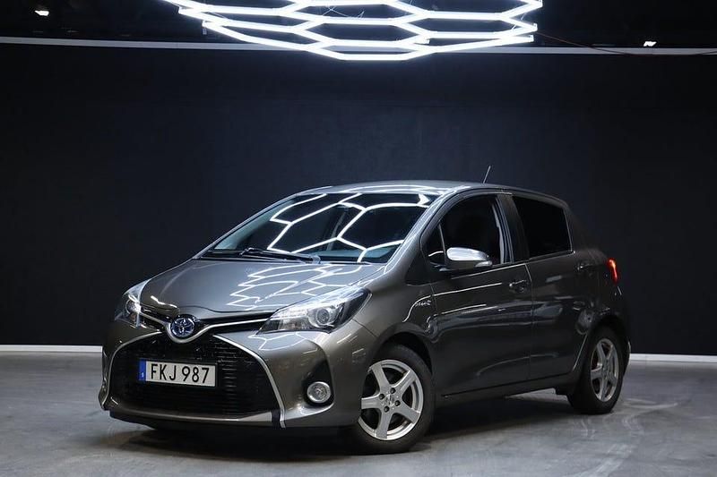 Grå Begagnad 2017 Toyota Yaris Hybrid Active Halvkombi | 149 900 kr (Marknadspris) - Bild 1/4