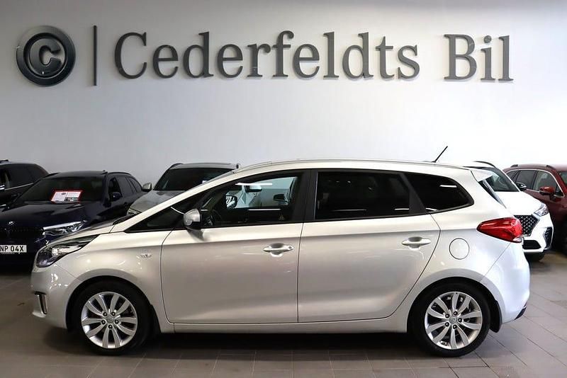 Grå Begagnad 2016 Kia Carens Minibuss | 139 900 kr (Marknadspris) - Bild 1/4