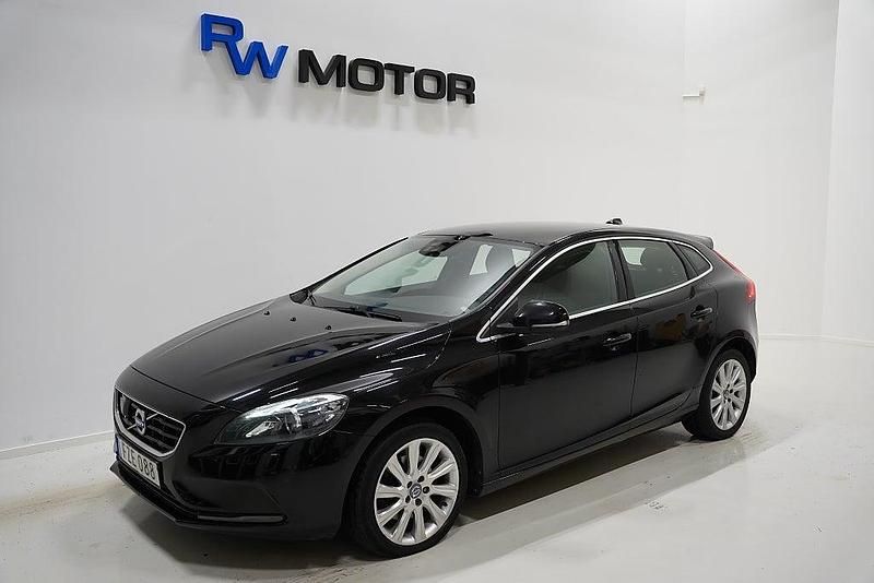 Svart Begagnad 2015 Volvo V40 Momentum Halvkombi | 124 800 kr (Marknadspris) - Bild 1/4