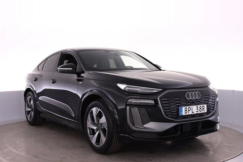 Svart Ny 2025 Audi Q6 Sportback e-tron S-Line SUV | 842 600 kr - Bild 1/4