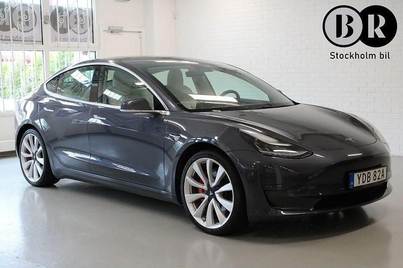 Grå Begagnad 2019 Tesla Model 3 Performance Sedan | 299 900 kr (Bra pris) - Bild 1/4