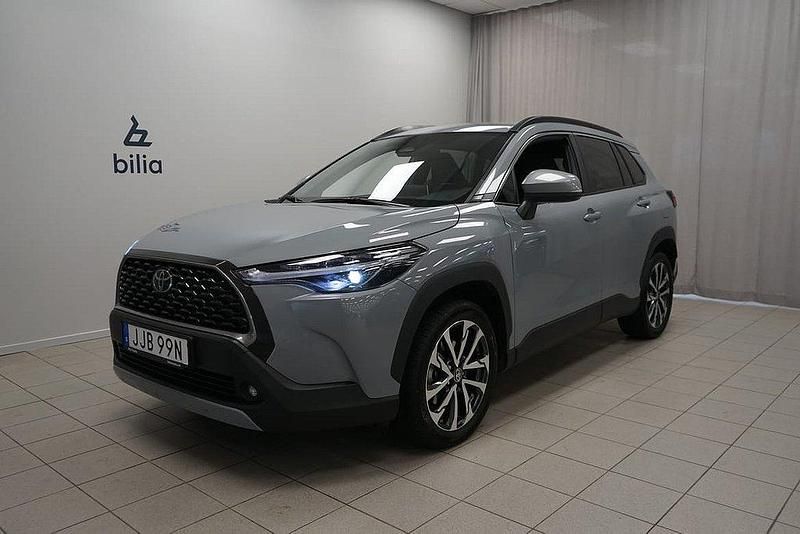 Grå Begagnad 2024 Toyota Corolla Cross SUV | 399 900 kr (Marknadspris) - Bild 1/3