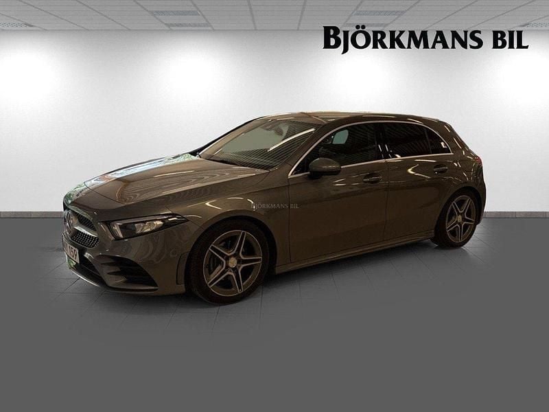 Mörkgrå (mgrå) Begagnad 2020 Mercedes 180 Sedan | 249 000 kr - Bild 1/4