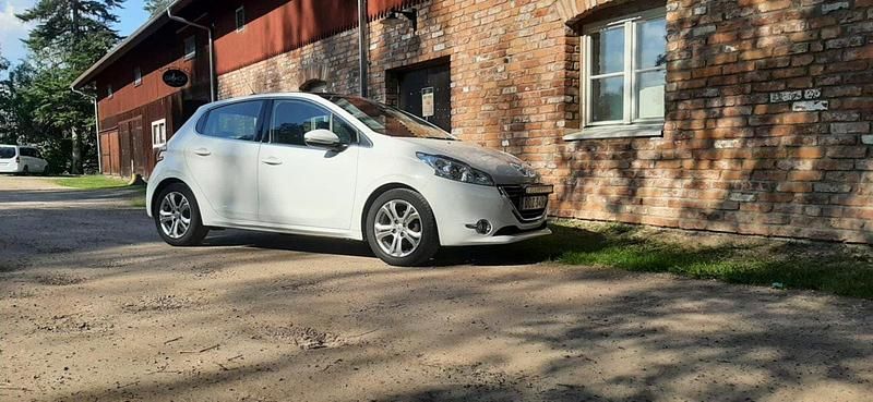 Vit Begagnad 2014 Peugeot 208 Halvkombi | 79 000 kr (Marknadspris) - Bild 1/4