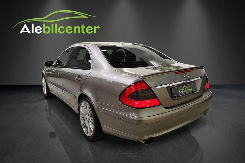 Begagnad Mercedes E200 Classic 184 HK (135 kW) 2008 Silver Sedan