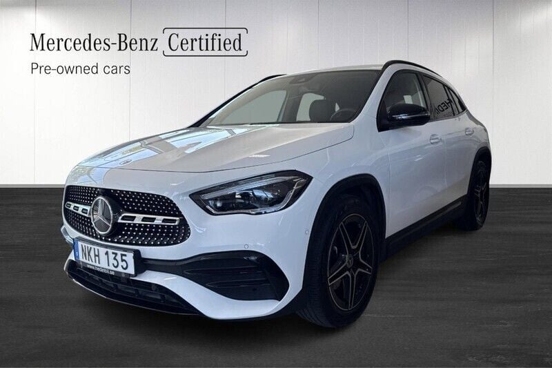 Vit (white) Begagnad 2022 Mercedes GLA200 AMG line SUV | 389 900 kr (Marknadspris) - Bild 1/4