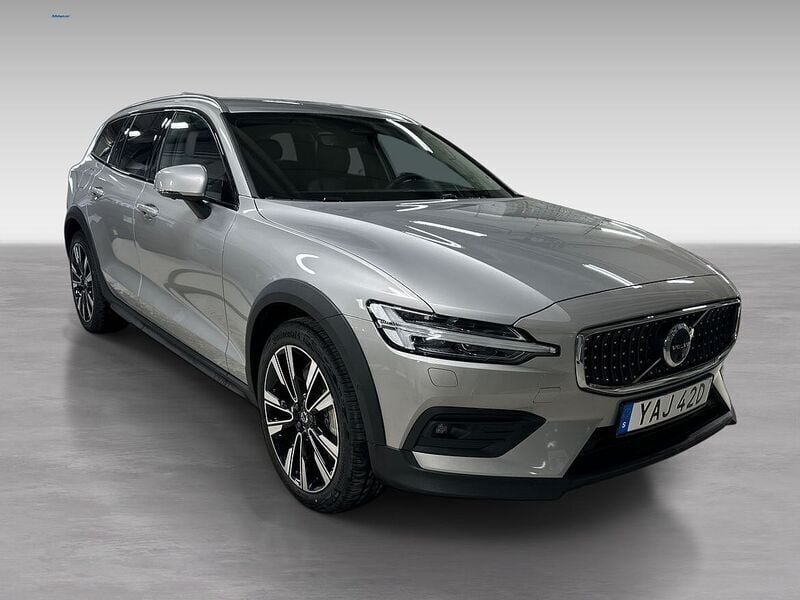 Begagnad 2023 Volvo V60 CC Kombi | 452 900 kr (Lite dyr) - Bild 1/4
