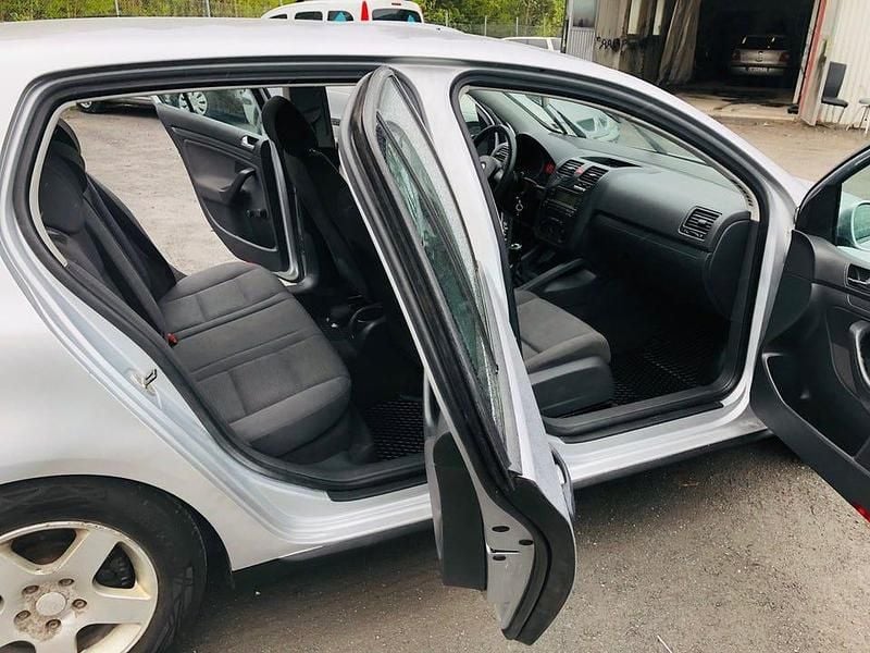 Begagnad VW Golf IV Trendline 102 HK (75 kW) 2004 Silver Halvkombi