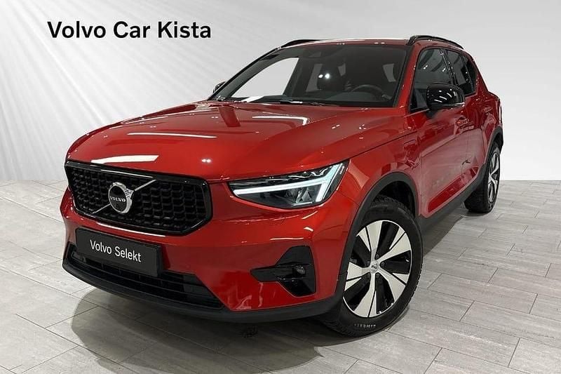 Röd Begagnad 2023 Volvo XC40 Plus SUV | 399 900 kr (Marknadspris) - Bild 1/3