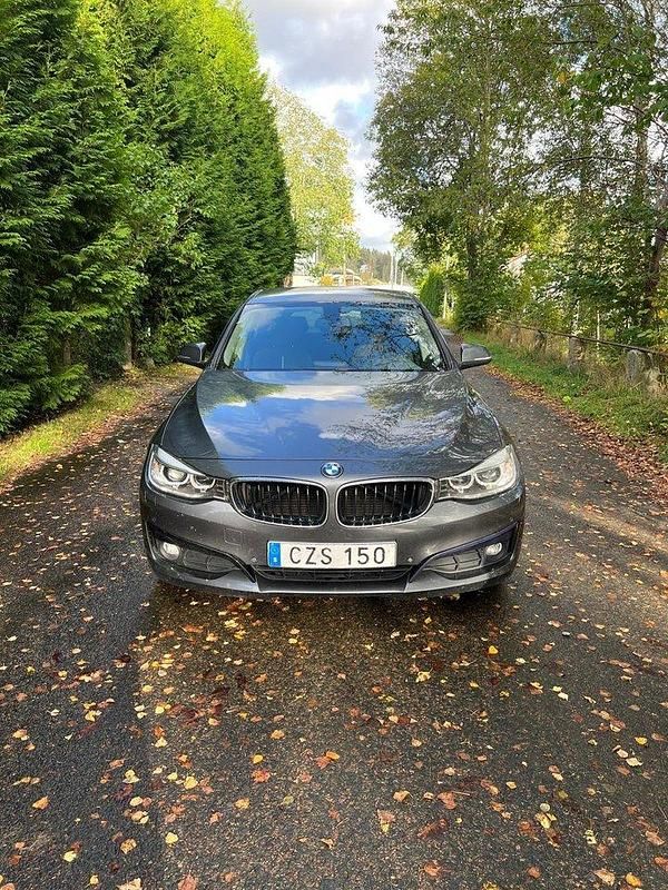 Grå Begagnad 2015 BMW 320 Gran Turismo Sport Line Halvkombi | 159 000 kr (Marknadspris) - Bild 1/4