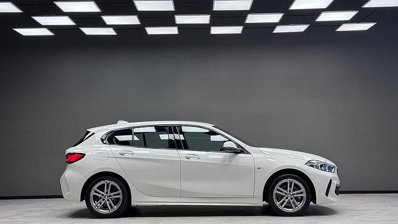 Begagnad BMW 118 M Sport 136 HK (100 kW) 2021 Vit Halvkombi