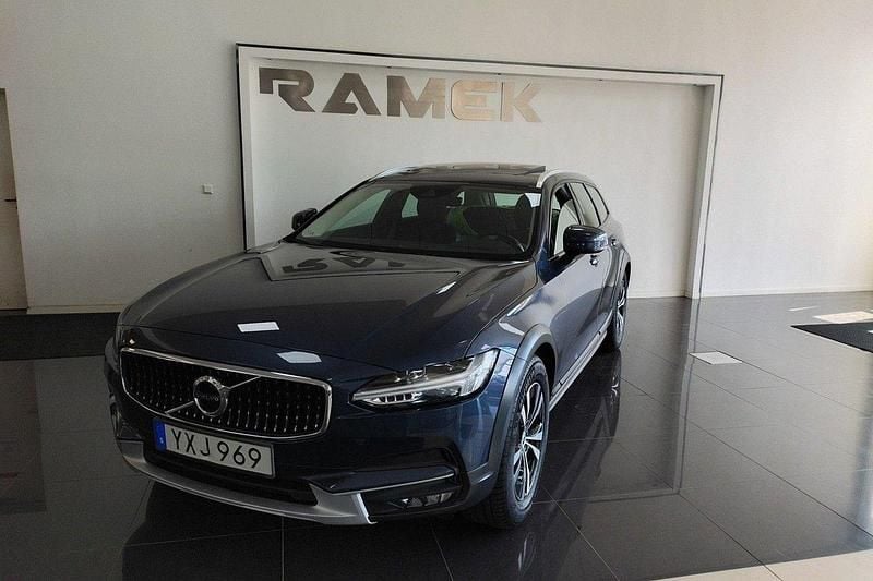 Mörkblå Begagnad 2018 Volvo V90 CC Momentum Kombi | 279 000 kr (Marknadspris) - Bild 1/4