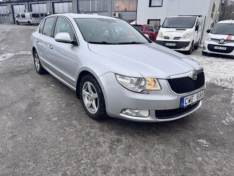 Silver Begagnad 2010 Skoda Superb Elegance Halvkombi | 59 900 kr (Superpris) - Bild 1/4