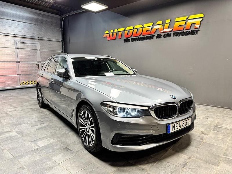 Blå Begagnad 2019 BMW 520 Sport Line Kombi | 224 900 kr (Marknadspris) - Bild 1/4