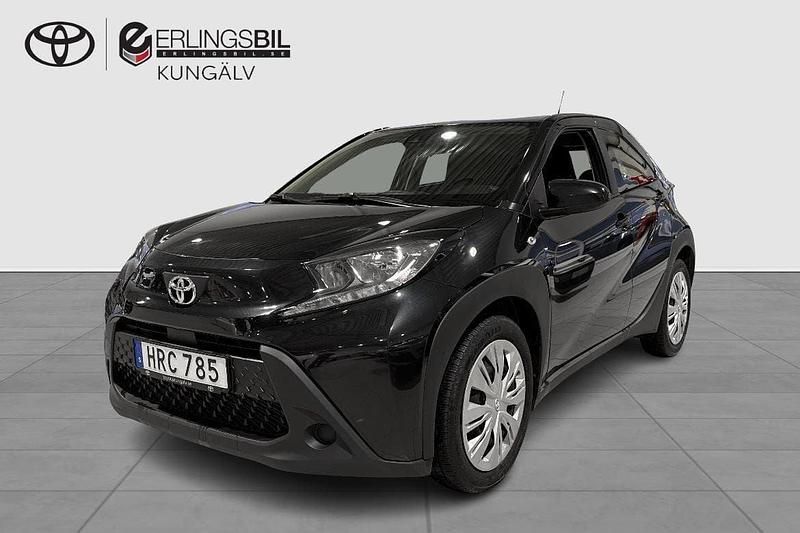 Svart Begagnad 2022 Toyota Aygo Play Halvkombi | 144 900 kr (Marknadspris) - Bild 1/4