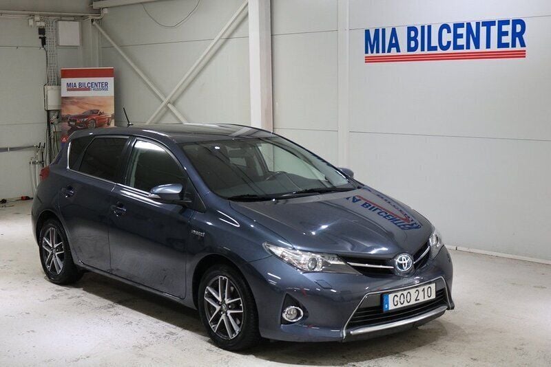 Mörkblå Begagnad 2014 Toyota Auris Hybrid Halvkombi | 119 000 kr (Marknadspris) - Bild 1/4