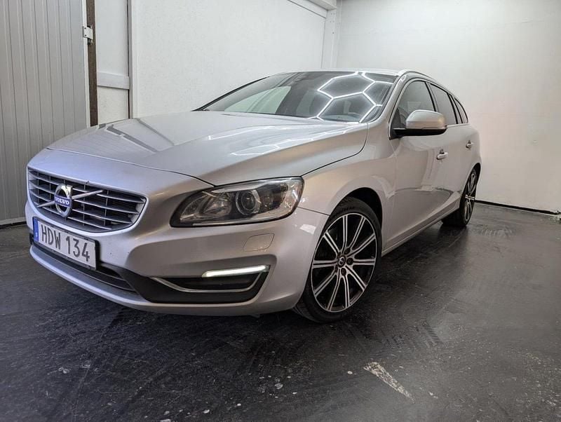 Silver Begagnad 2015 Volvo V60 Summum Kombi | 135 900 kr (Marknadspris) - Bild 1/4