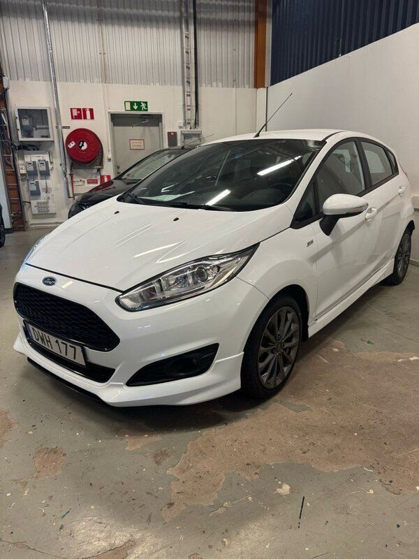 Vit Begagnad 2016 Ford Fiesta ST-Line Halvkombi | 79 000 kr (Marknadspris) - Bild 1/4