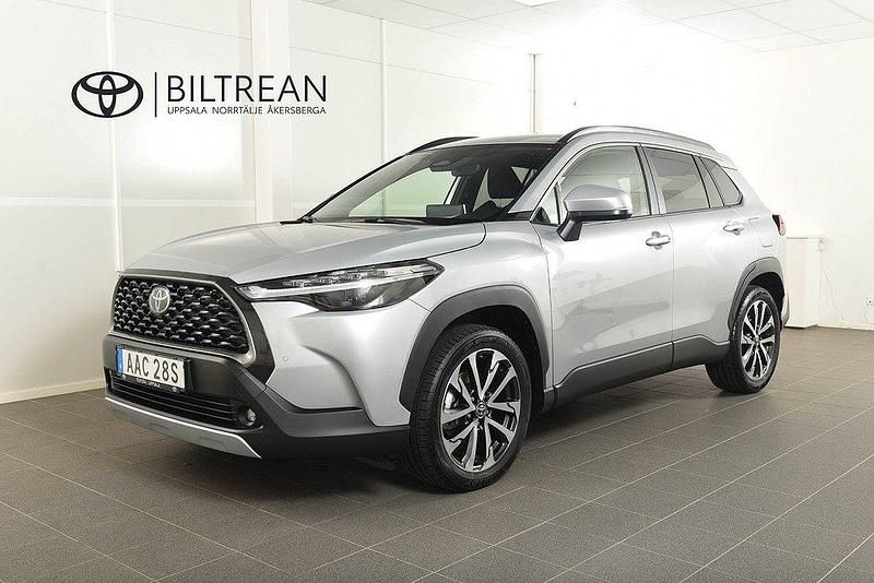 Silver Begagnad 2024 Toyota Corolla Cross Style SUV | 364 900 kr - Bild 1/4