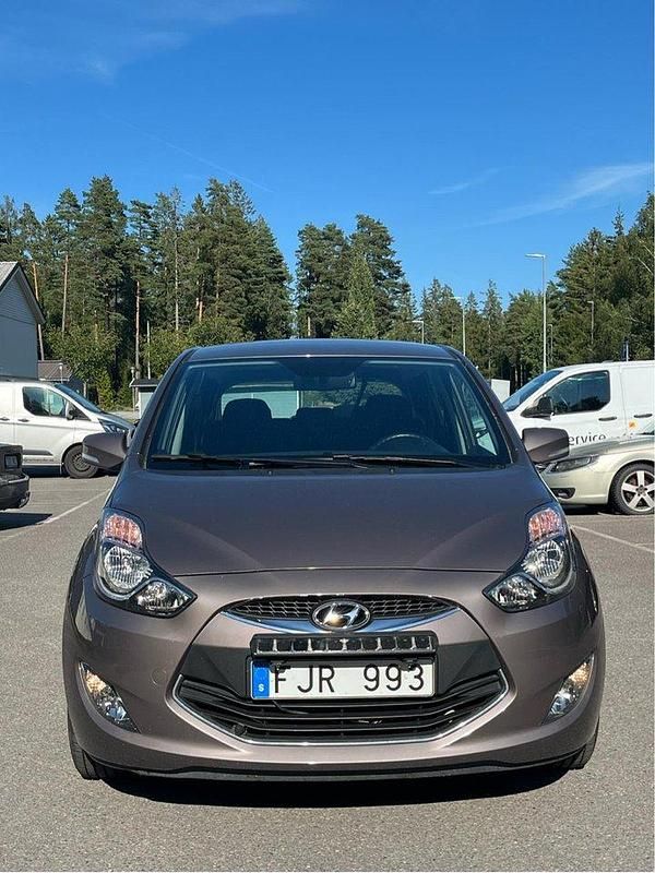 Brun Begagnad 2013 Hyundai ix20 Minibuss | 75 900 kr (Marknadspris) - Bild 1/4