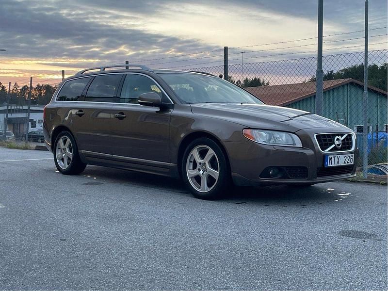 Brun Begagnad 2013 Volvo V70 Summum Kombi | 105 000 kr (Marknadspris) - Bild 1/4