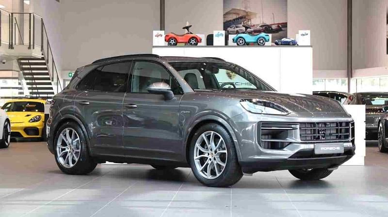 Grå Ny 2026 Porsche Cayenne SUV | 1 368 600 kr - Bild 1/1